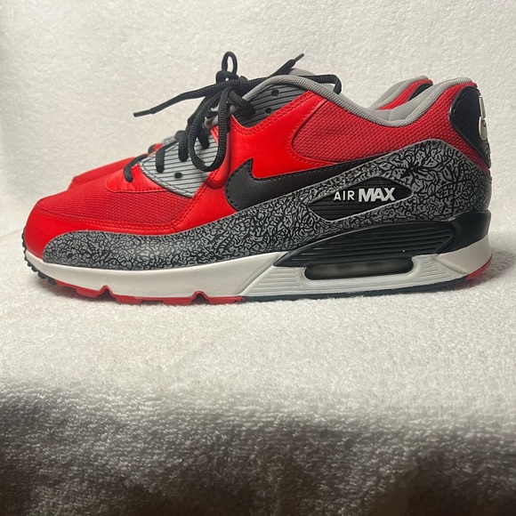 Athletic_Shoes